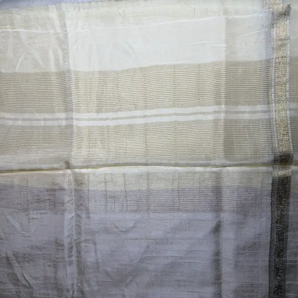 Half White bentex border with contrast red blouse semi crepe saree