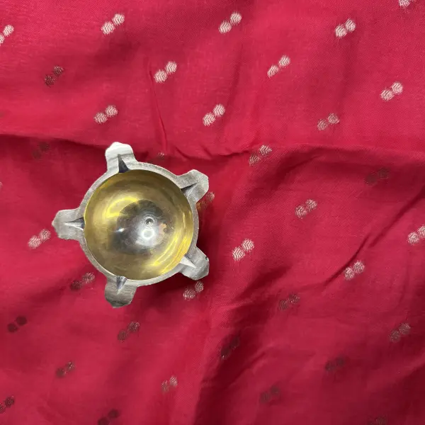 Half White bentex border with contrast red blouse semi crepe saree